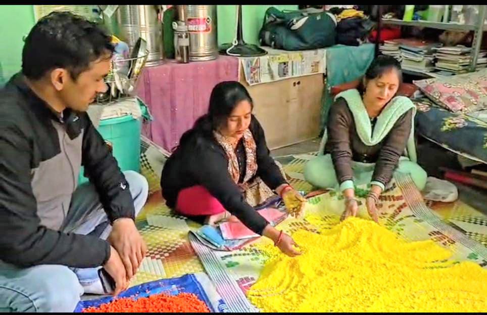 रुद्रप्रयाग की महिलाएं बना रहीं प्राकृतिक हर्बल रंग: लोकल फॉर वोकल से सशक्त हो रहा स्वरोजगार